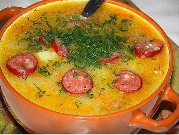 Гороховый суп с охотничьими колбасками сыром