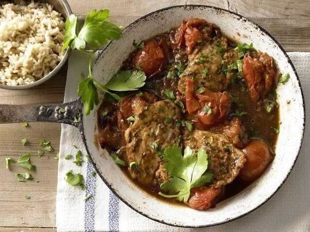 Куриный шницель с жаренными помидорами и красным вином