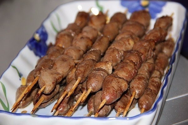Шашлычки из куриных сердечек в духовке.
