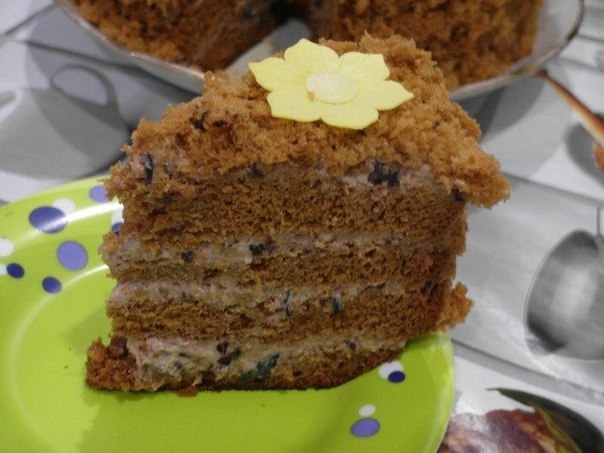 Медовый торт с черносливом и орехами. Медовый торт с черносливом и орехами.