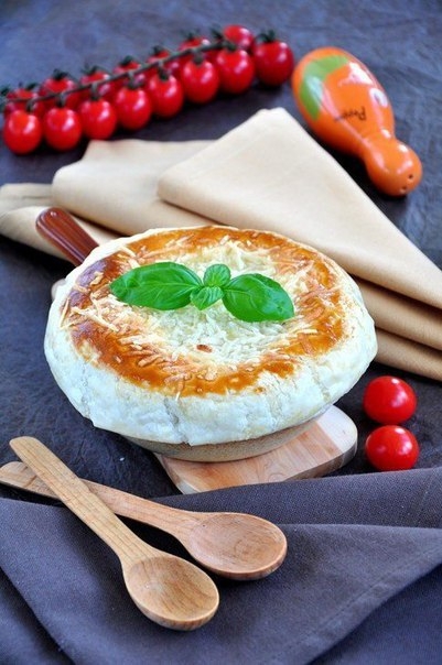 Порционный пирог из семги, грибов и риса на сковороде