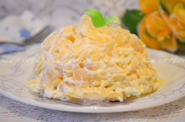 Салат с ананасами, сыром и чесноком от Наташи Чагай.