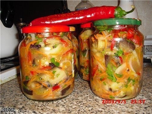 Закусочка с баклажанами и свежими овощами.