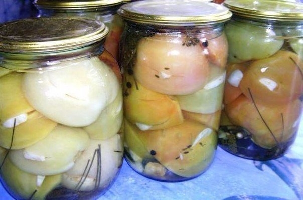 Маринованные зелёные помидоры с чесноком.