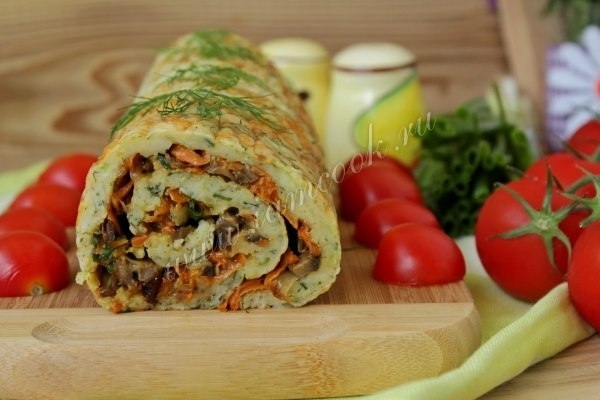 Кабачковый рулет с грибами и морковью