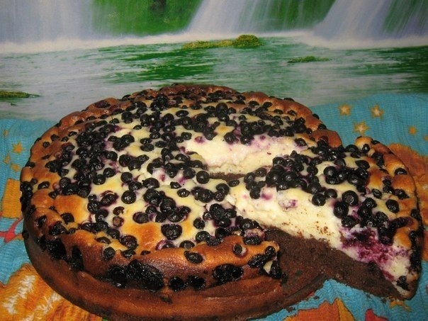 Шоколадный творожный пирог с черникой