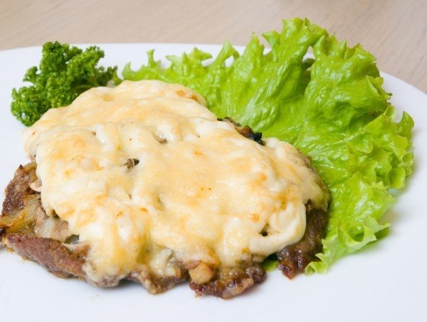 ТОП-3 рецепта мяса по-французски
