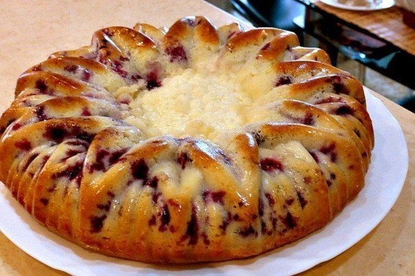 Пирог с творожной начинкой и смородиной