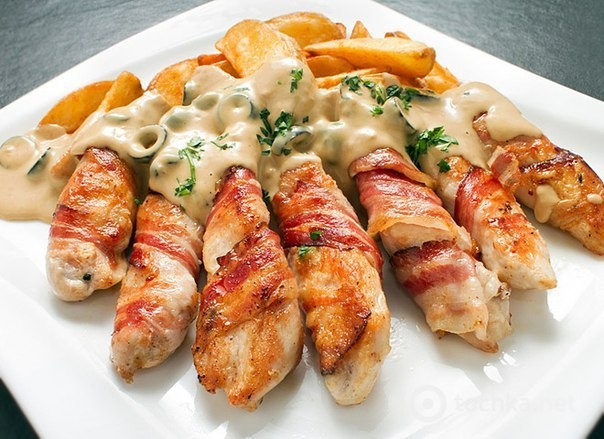 Фаршированные куриные рулетики в беконе