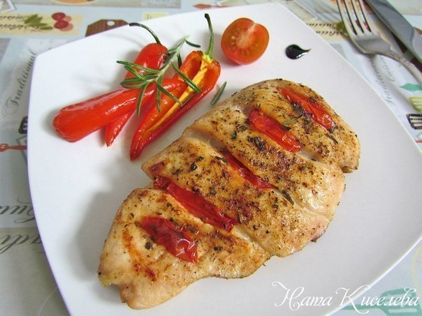 Куриное филе запеченное с помидорами
