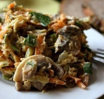 Грибной салат с сыром, морковью и солеными огурцами