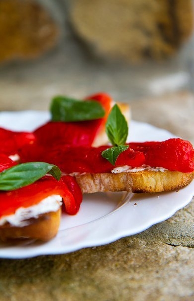 Тосты с печеными перцами и сыром