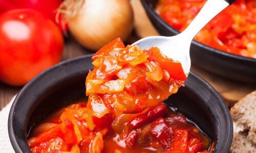 Салат из болгарского перца с помидорами и фасолью