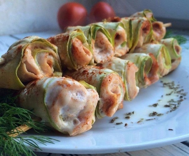 Рулетики из кабачка и куриного филе Рулетики из кабачка и куриного филе