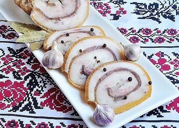 Рулет из домашнего сала.