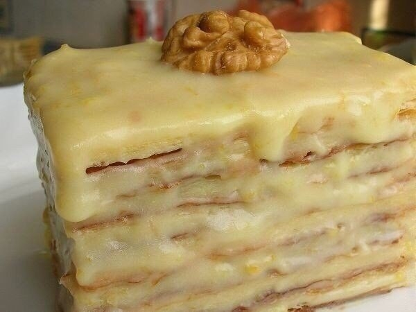 Ну очень нежное слоеное пирожное со сгущенкой.