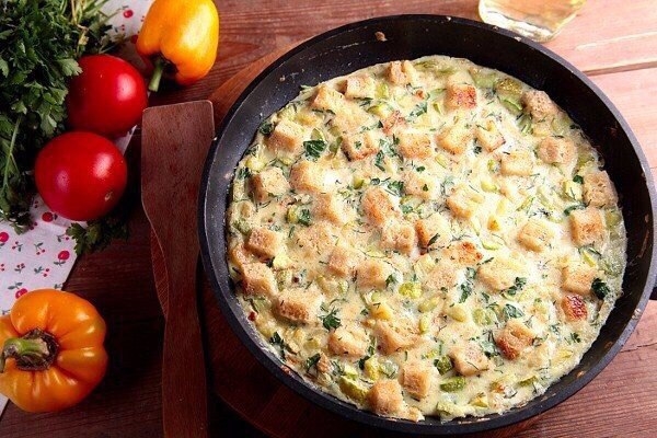 Яичница с кабачками и хлебом Яичница с кабачками и хлебом