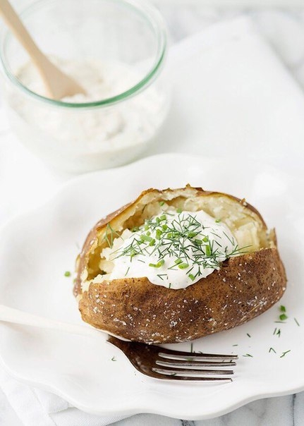 Запеченный картофель со сметаной и травами