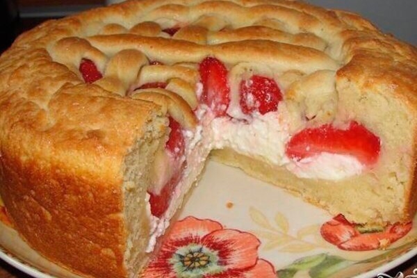 Пирог с клубникой и творогом Пирог с клубникой и творогом