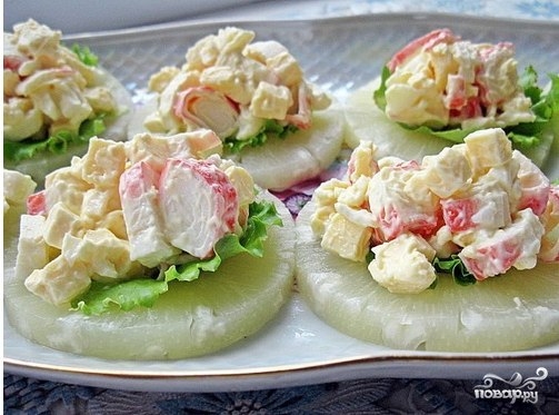 Ананасовая закуска с крабовыми палочками.