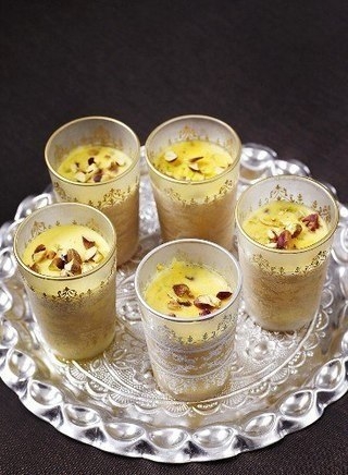 ГОРЯЧЕЕ МОЛОКО С ШАФРАНОМ И ФИСТАШКАМИ