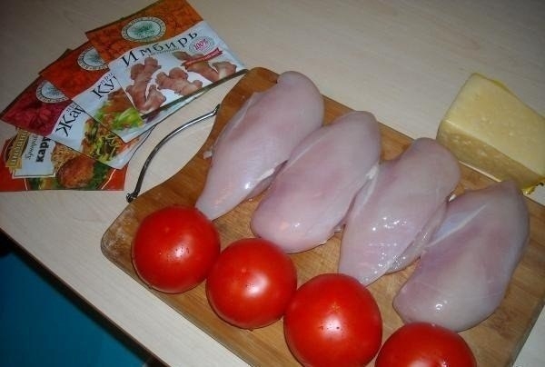 Куриное филе под сыром с помидорами.