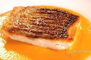 Морской окунь с кисло-сладким соусом из перца из книги "Здоровый аппетит"