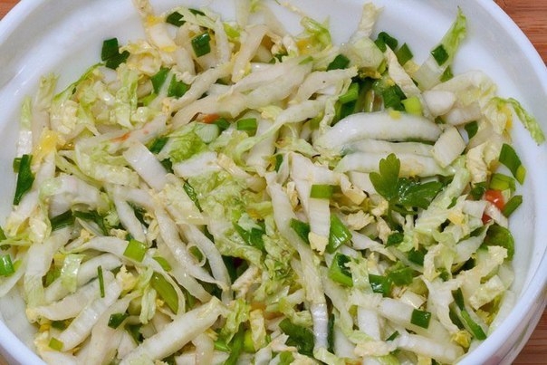 Салат из пекинской капусты с овощами и грудкой