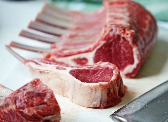 Подготовку каре ягненка называют &laquo;французской зачисткой&raquo; мясного пласта (это относится к очистке реб