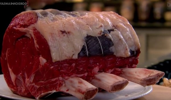 Вкусная запеченная фаршированная говядина с гарниром из пудингов с хреном от Гордона Рамзи рецепт, п Вкусная запеченная фаршированная говядина с гарниром из пудингов с хреном от Гордона Рамзи рецепт, п