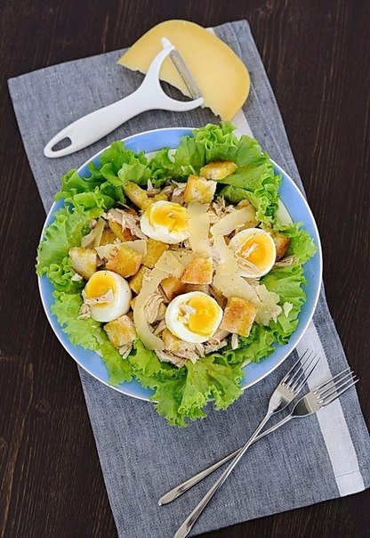 Цезарь с курицей и яйцами Цезарь с курицей и яйцами