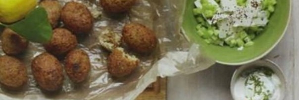 КИББЕ С САЛАТОМ ИЗ ОГУРЦОВ И ФЕТЫ