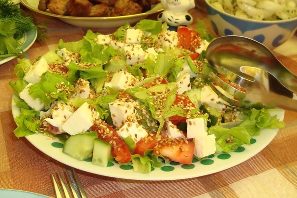 Овощной салат с моцареллой, кунжутом и пикатной заправкой