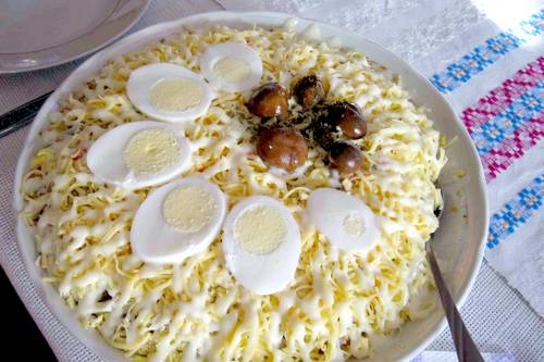 Мясной салат &laquo;Мельник&raquo; с грибами и сыром