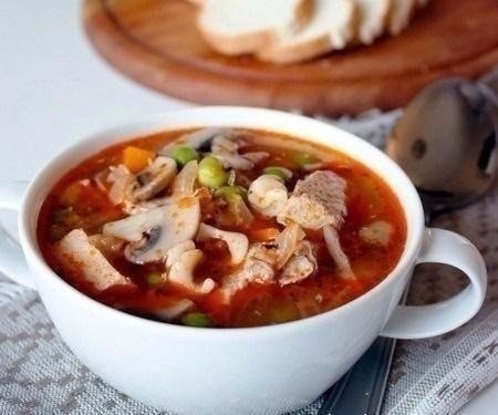 Суп из свинины с шампиньонами и зеленым горошком
