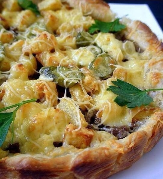 Слоёный пирог с картошечкой, фаршем и сыром