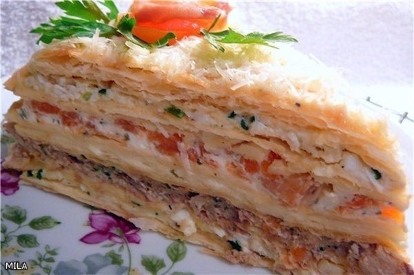 Пирог с плавлеными сырками, яйцами и колбаской Пирог с плавлеными сырками, яйцами и колбаской