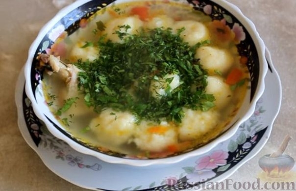Суп с куриными крылышками и картофельными галушками.