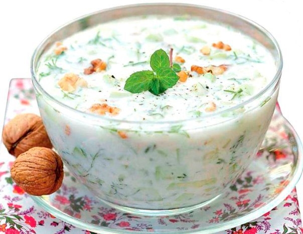 Йогуртовый суп с огурцами и орехами