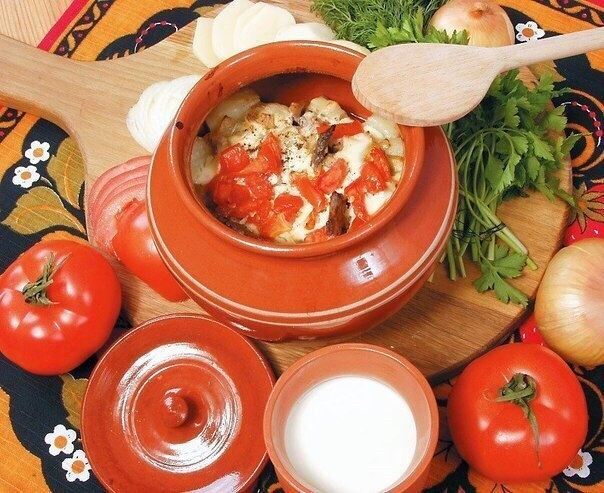 Свинина тушеная в горшочках с овощами