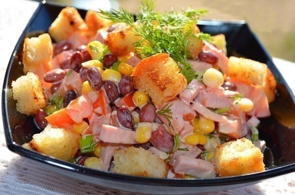 САЛАТ С ФАСОЛЬЮ И СУХАРИКАМИ