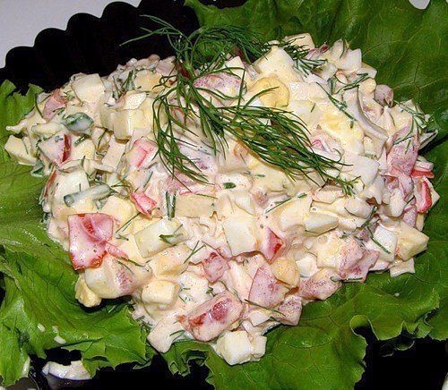 Салат из яиц с овощами под сметаной