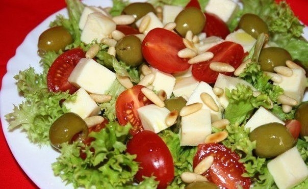 Салат с моцареллой и помидорами