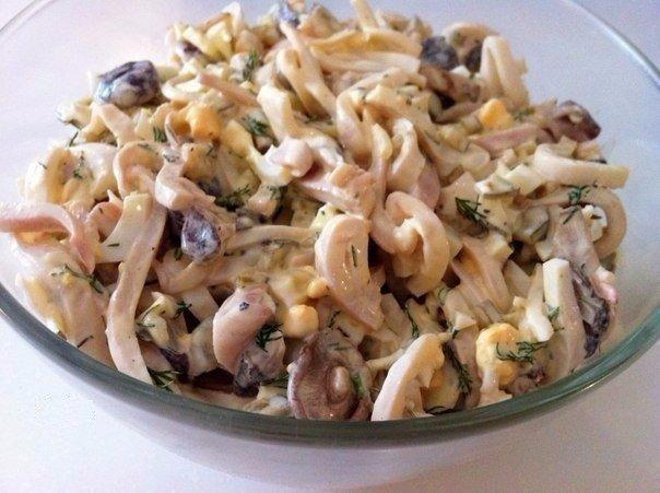 Салат из кальмаров с грибами.