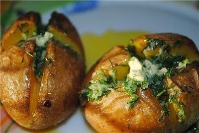 КАРТОФЕЛЬ, ПЕЧЕНЫЙ В КОЖУРЕ С ЧЕСНОЧНЫМ МАСЛОМ