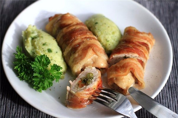Рулеты из куриной грудки в беконе с фасолью