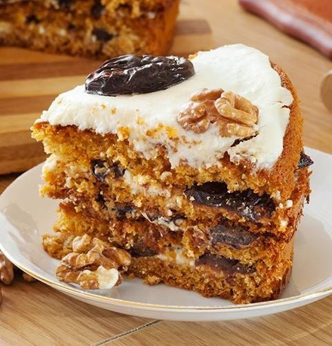 Медовик с черносливом и орехами.