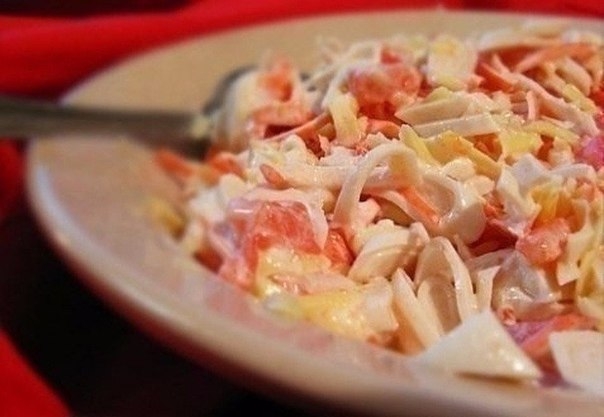 Белковый салат с кальмарами и сыром