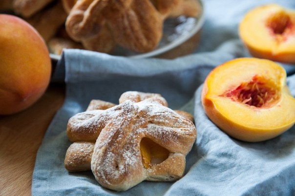 Слойки с персиками Слойки с персиками