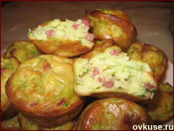 Кабачковые кексы с луком и беконом